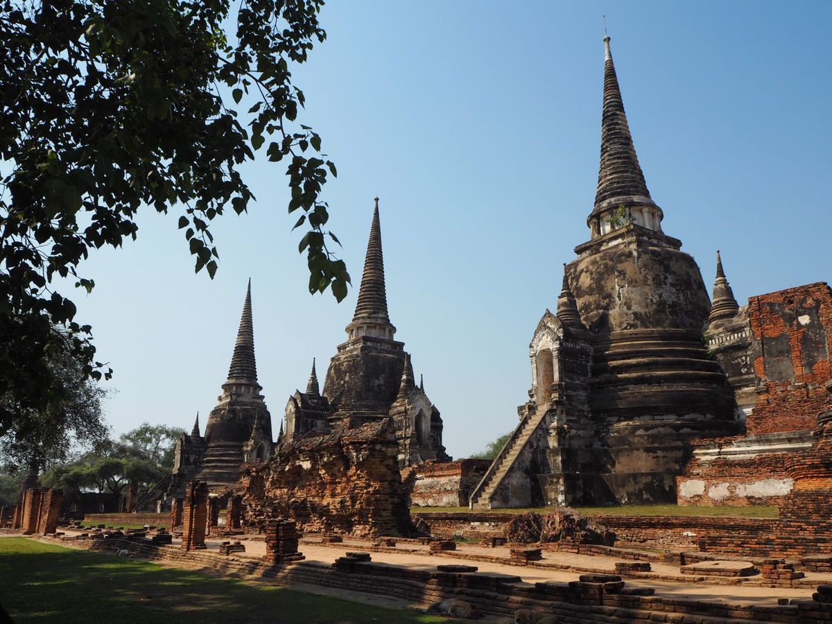 アユタヤまで。遺跡を見ていると、僧侶に会ったり、軍人さんの訓練に遭遇したり...