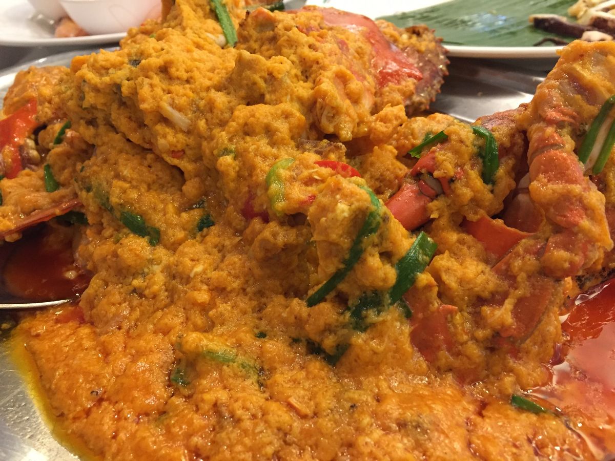 現地の民芸品的な編み物づくりを見学しました。2枚目は伝統的なモービルで、赤...