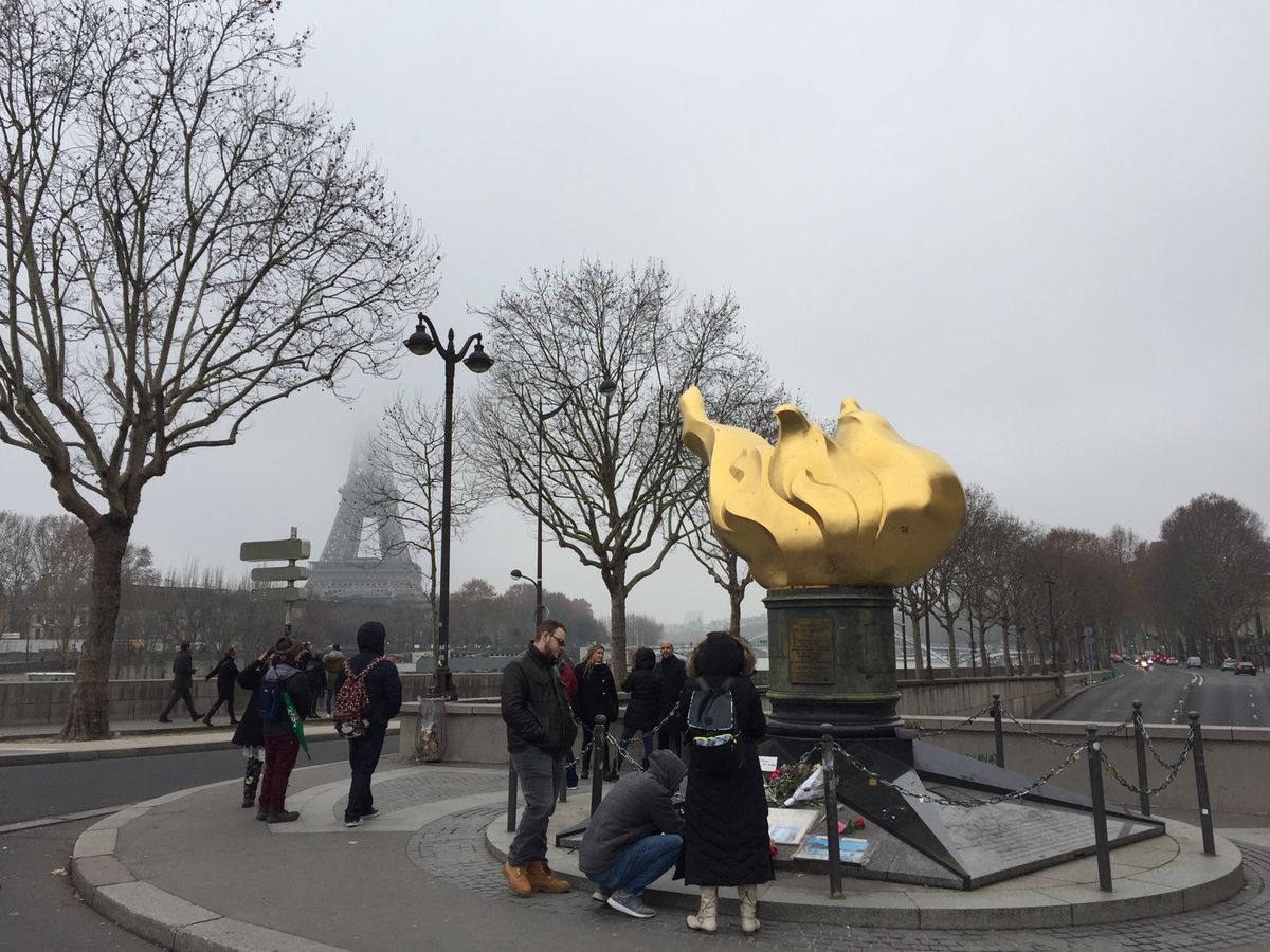 2日目朝一番でセーヌ川クルーズ、バトームッシュに乗りました。パッシーの橋の...