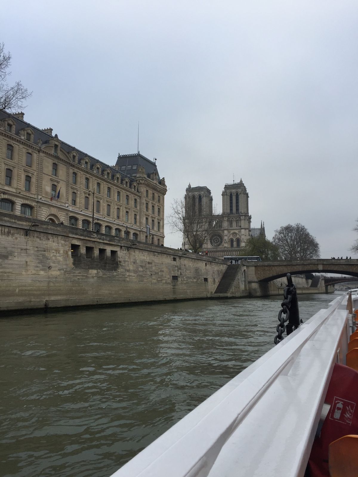 2日目朝一番でセーヌ川クルーズ、バトームッシュに乗りました。パッシーの橋の...