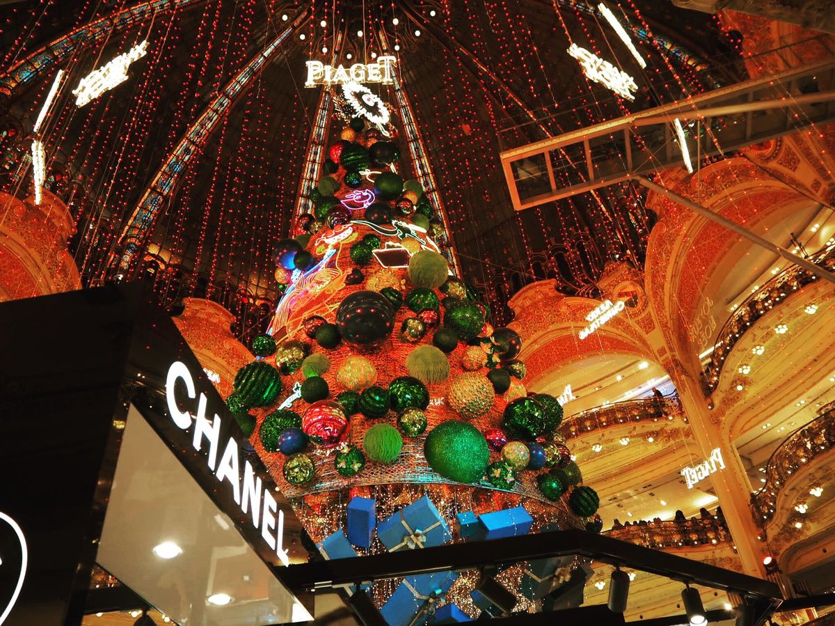 ギャラリーラファイエット、この年はこんなツリー🌲でした。