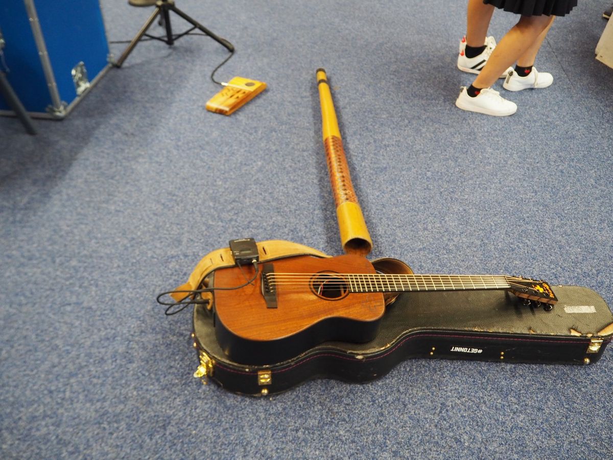 現地の仕事場はとても快適で、いろんな動物たちも訪れてきます。
アボリジニの...