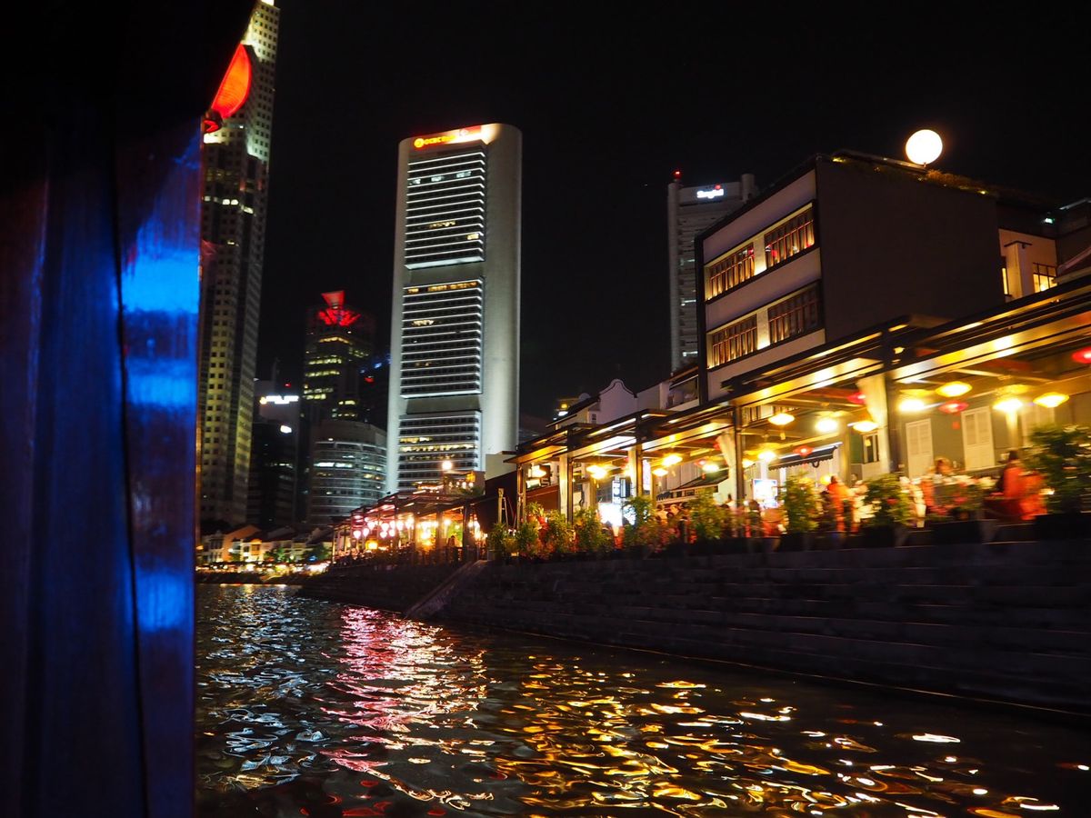夜の街は活気があり、水上バスで街中を遊覧しました！アジアの夜ってなかなかロ...