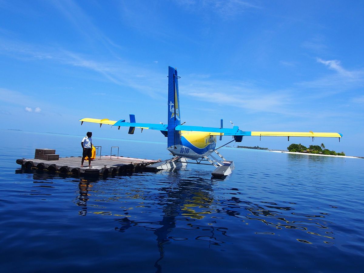 首都マーレから水上飛行機でリゾートに向かいます。空からは、建物密度がものす...