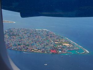 首都マーレから水上飛行機でリゾートに向かいます。空からは、建物密度がものす...