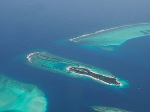 首都マーレから水上飛行機でリゾートに向かいます。空からは、建物密度がものす...