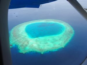 首都マーレから水上飛行機でリゾートに向かいます。空からは、建物密度がものす...