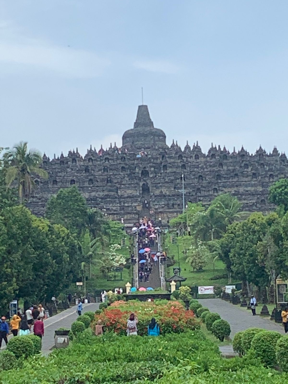 三大仏教遺跡の一つ　ボロブドゥール
当然　世界遺産です