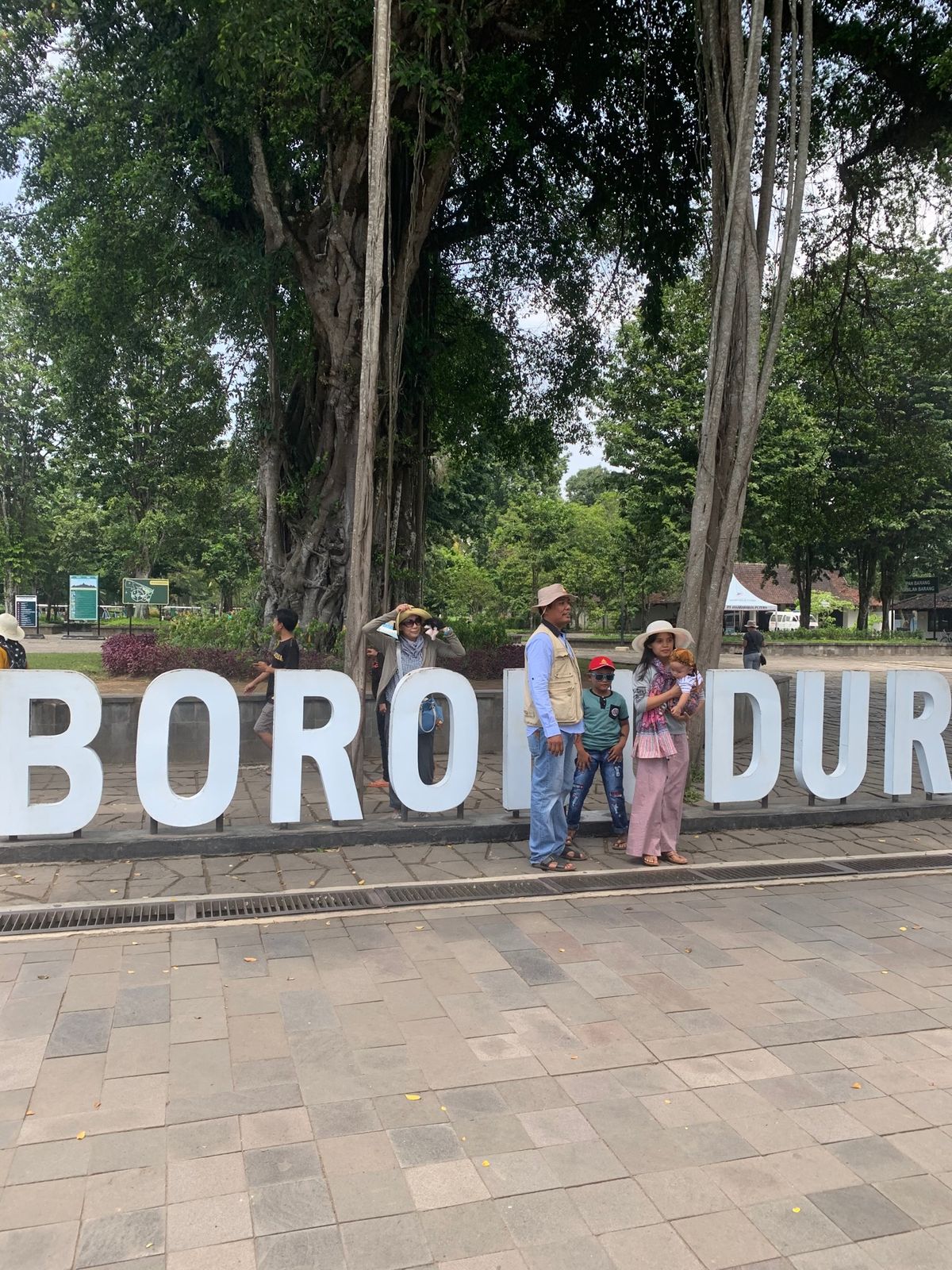 三大仏教遺跡の一つ　ボロブドゥール
当然　世界遺産です