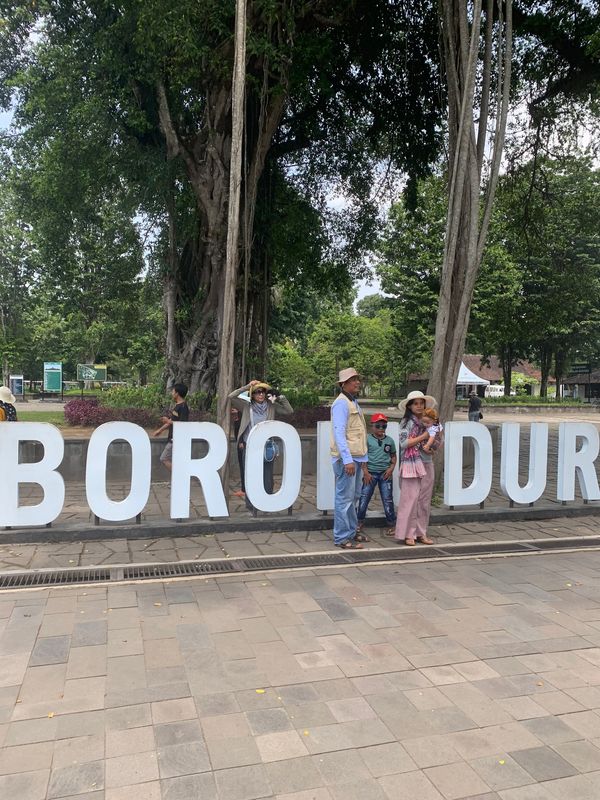 インドネシア・ジョグジャカルタ「マレーシアからインドネシア仏教遺跡を訪ねる」の写真：三大仏教遺跡の一つ　ボロブドゥール
当然...