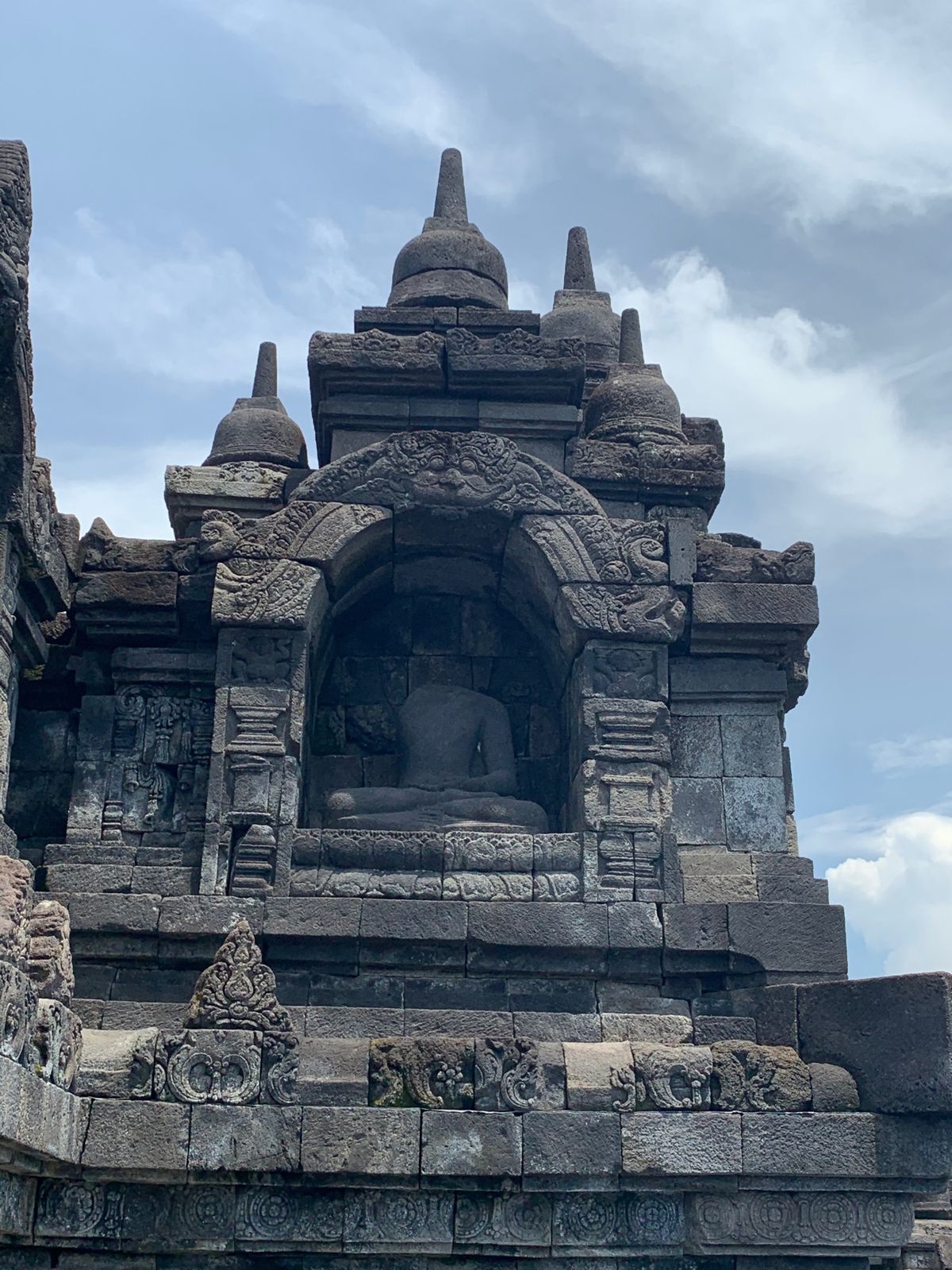 三大仏教遺跡の一つ　ボロブドゥール
当然　世界遺産です