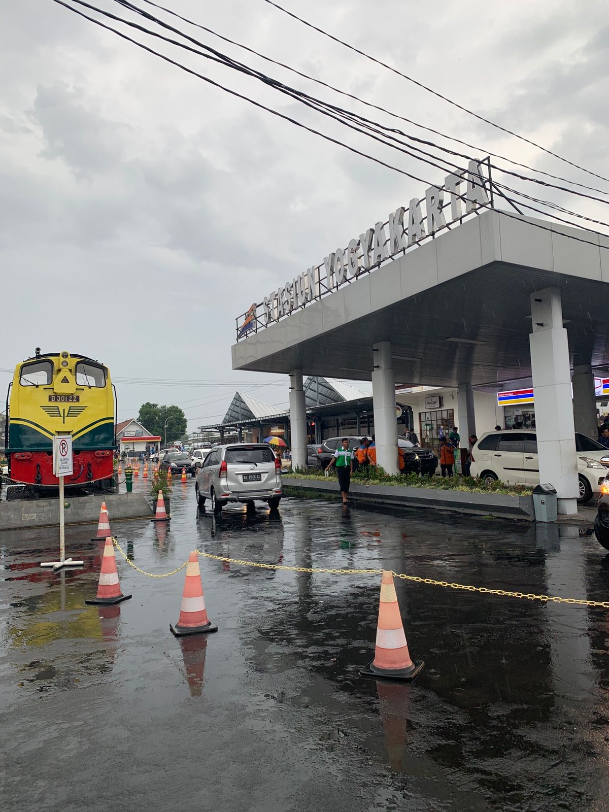 ジョグジャカルタへ列車移動
到着したら大雨でした
