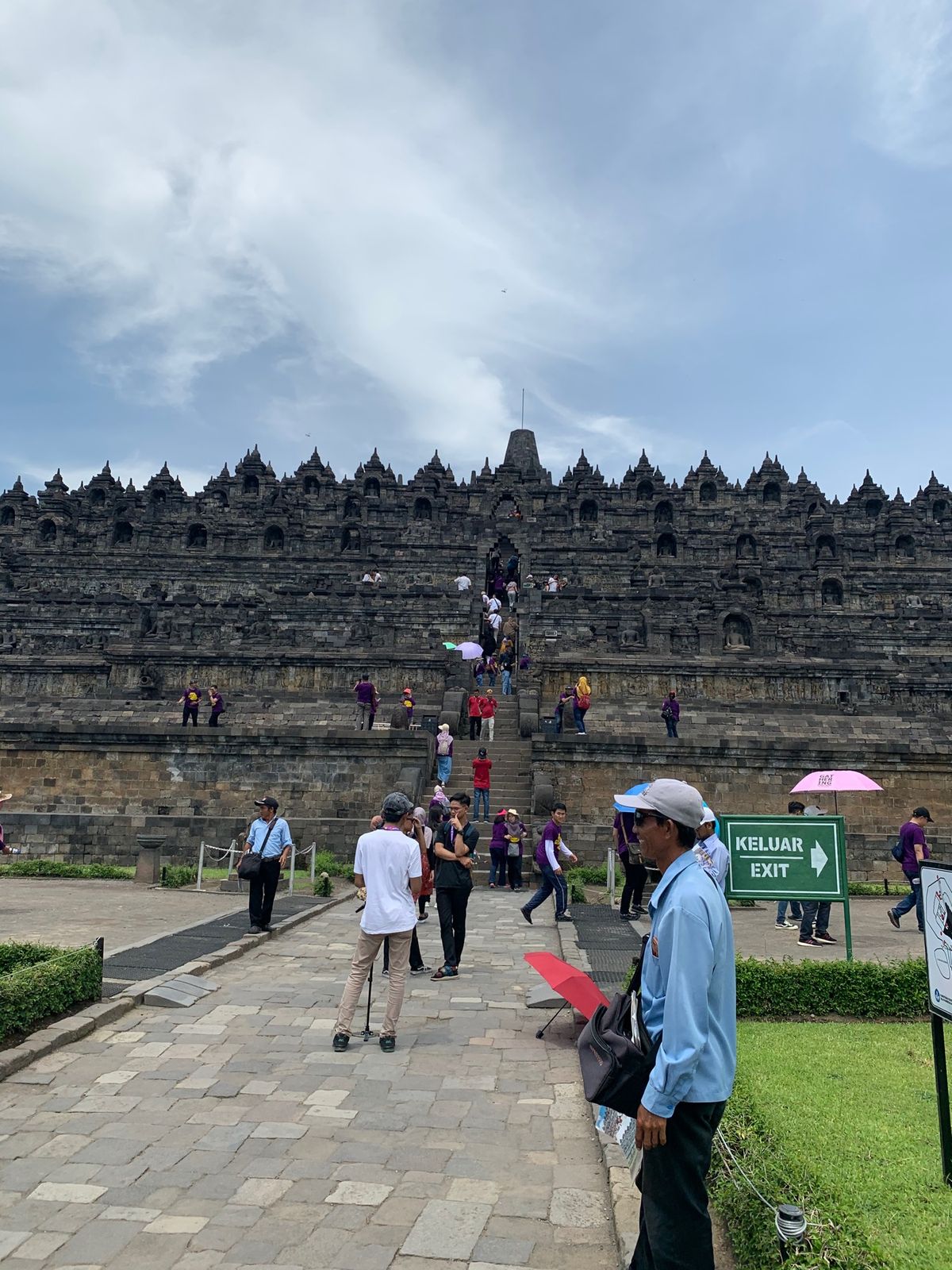 三大仏教遺跡の一つ　ボロブドゥール
当然　世界遺産です