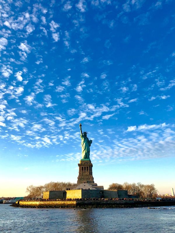 アメリカ(米国)・ニューヨーク「アメリカ・ニューヨーク」の写真：クルーズ船に乗ってマンハッタンを横から観...