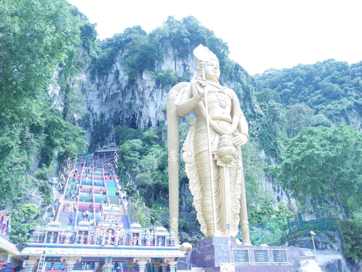 ピンクモスクとブルーモスク綺麗でした。バドゥ巣窟は階段登るのが大変です。