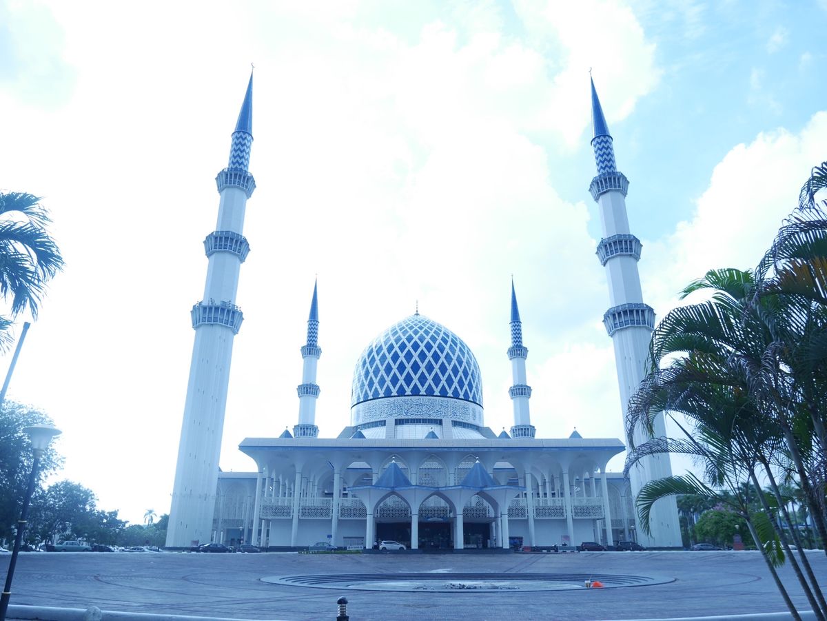 ピンクモスクとブルーモスク綺麗でした。バドゥ巣窟は階段登るのが大変です。