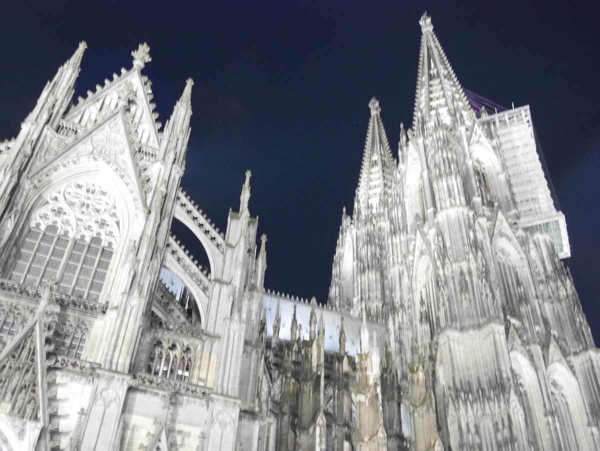 ケルン大聖堂しか行ってないですが、中も外も凄かったです。夜景も綺麗でした。...