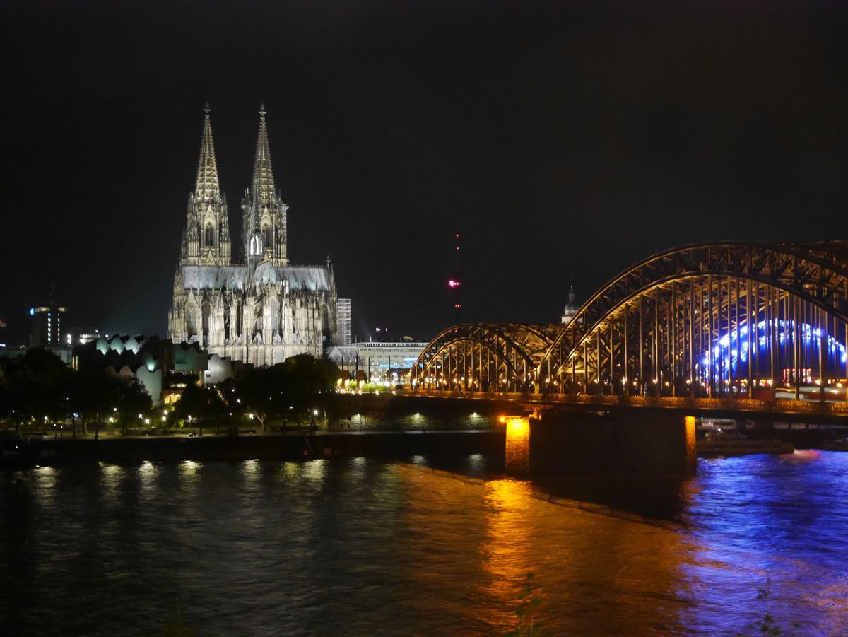 ケルン大聖堂しか行ってないですが、中も外も凄かったです。夜景も綺麗でした。...