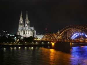 ケルン大聖堂しか行ってないですが、中も外も凄かったです。夜景も綺麗でした。...
