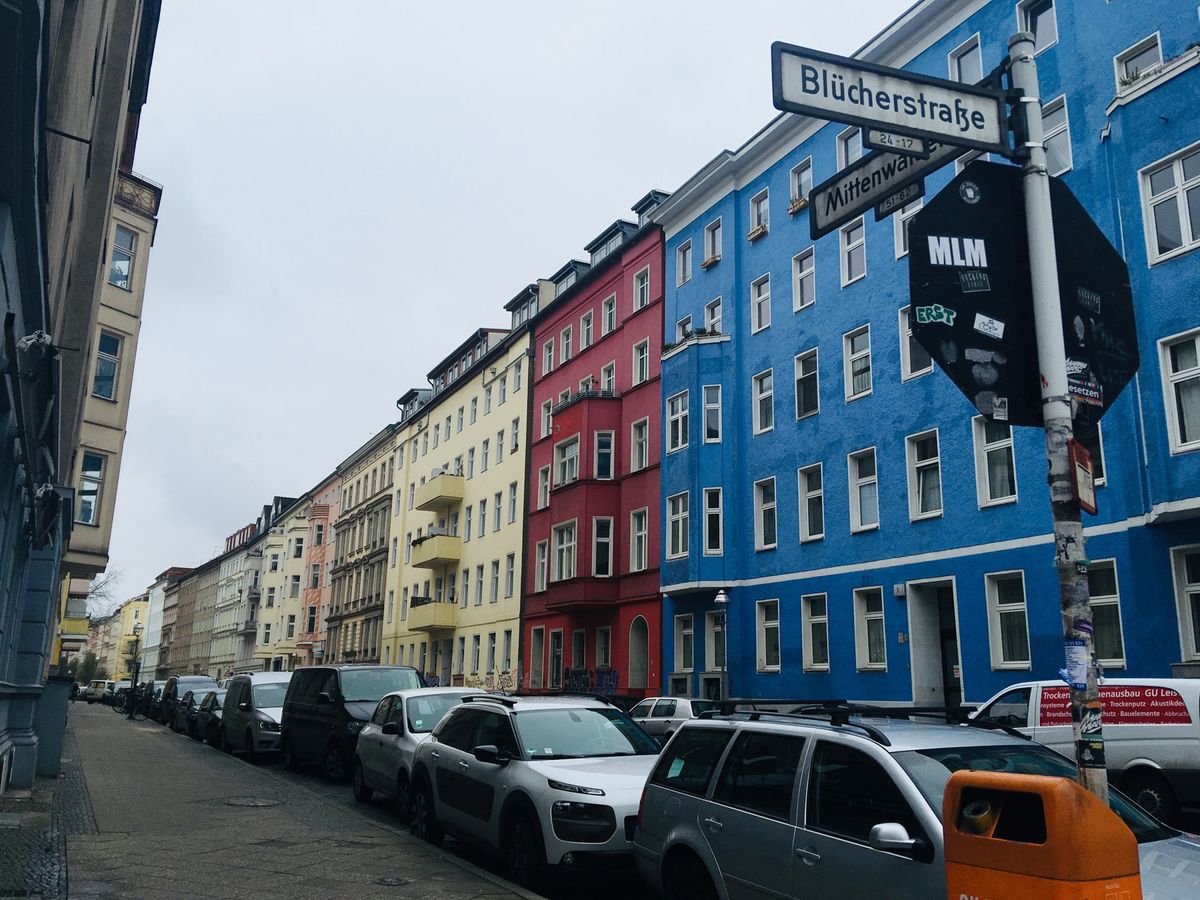 機内食うまうま！
ベルリンの空港に着いてまずノイケルンへ