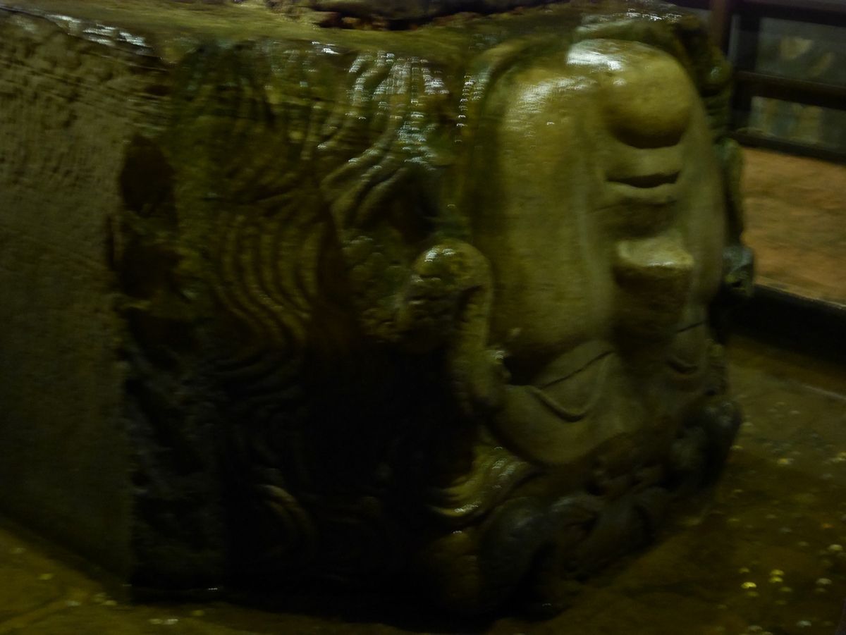 暑いトルコでしたが、地下宮殿は涼しくて快適でした。