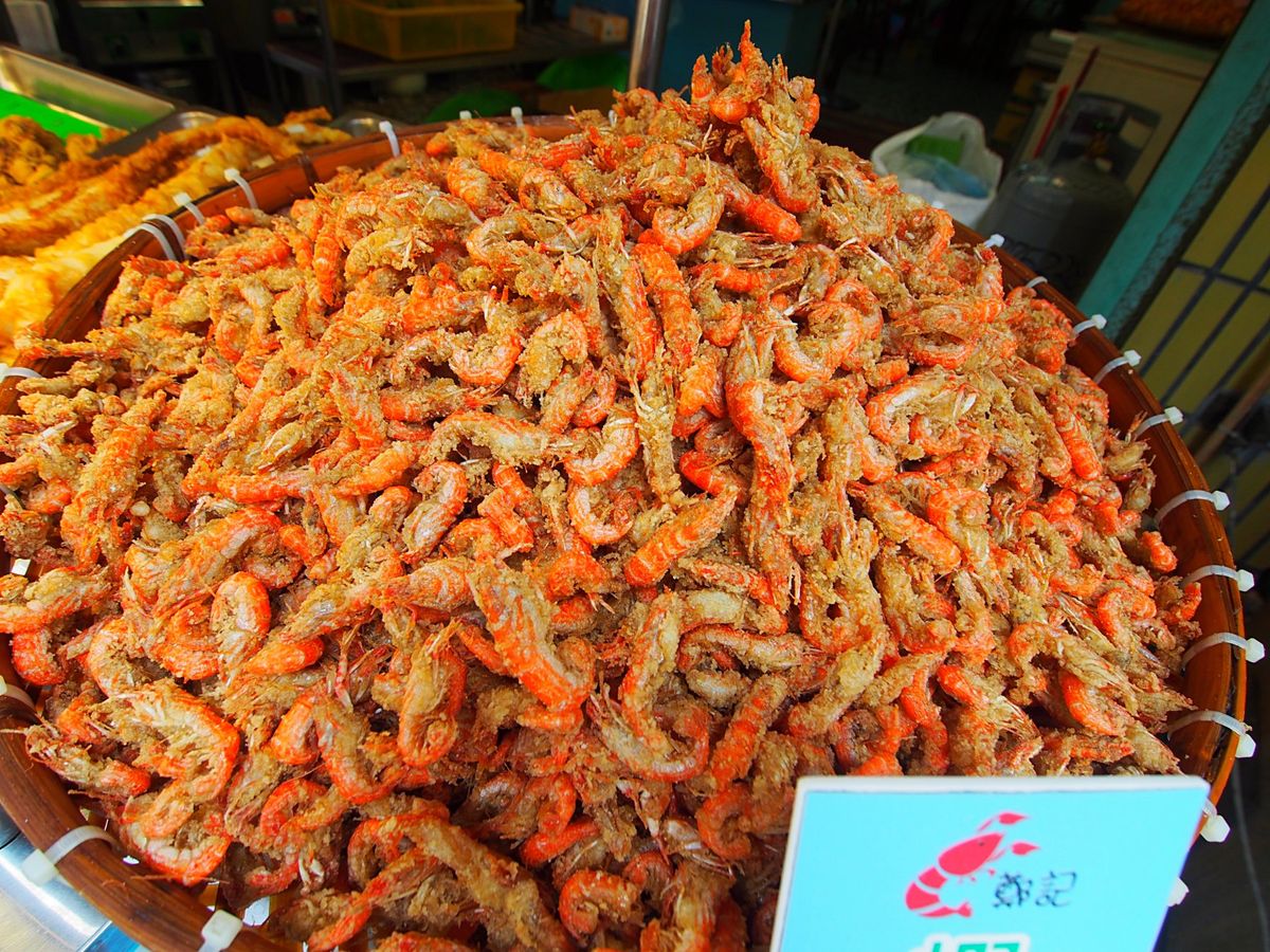 鹿港鎮
台湾の老街の中心には必ずと言っていいほどお寺があり、爆竹鳴らして儀...