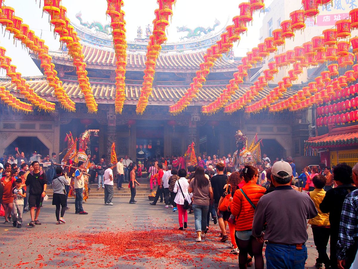 鹿港鎮
台湾の老街の中心には必ずと言っていいほどお寺があり、爆竹鳴らして儀...