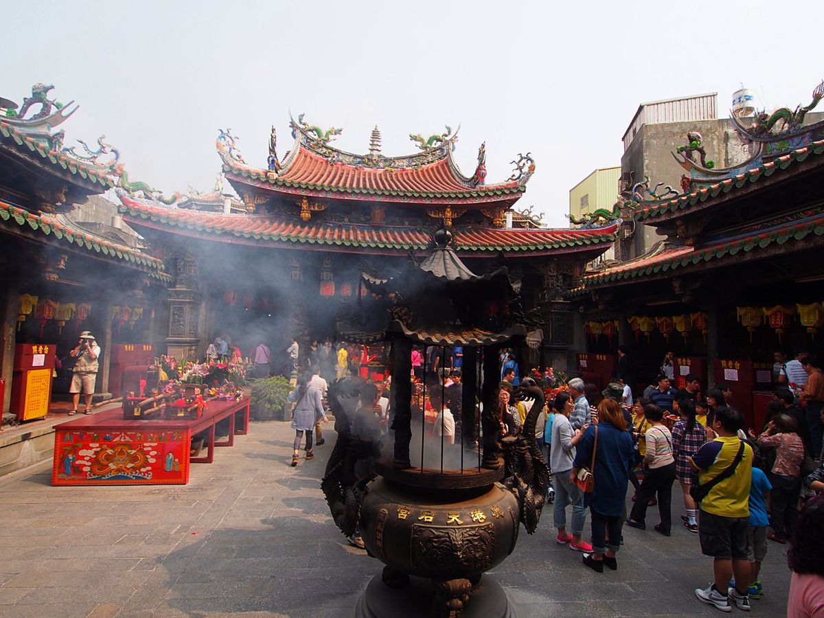 鹿港鎮
台湾の老街の中心には必ずと言っていいほどお寺があり、爆竹鳴らして儀...