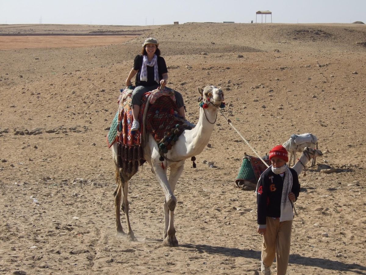 街中を走るバスの中からドーンと見えたピラミッド
ラクダにも乗って砂漠の世界...