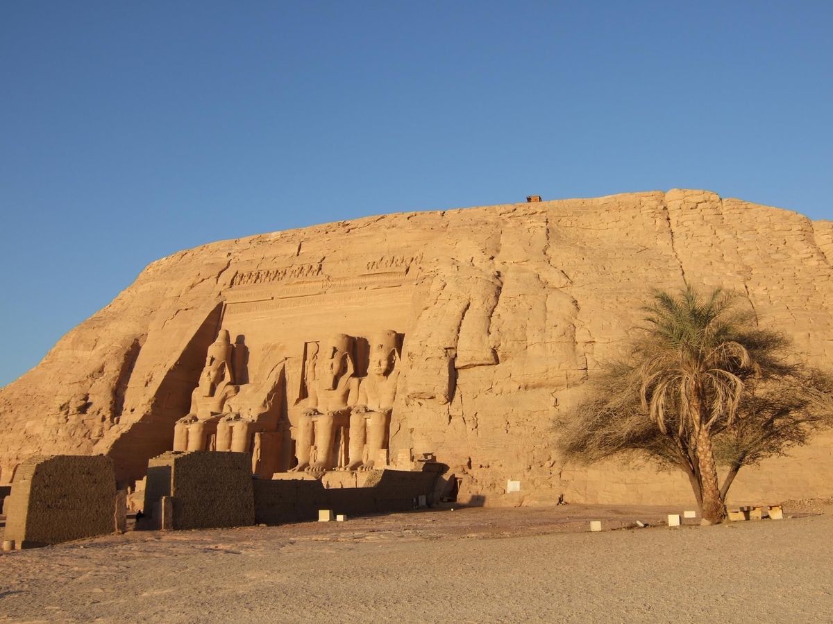 街中を走るバスの中からドーンと見えたピラミッド
ラクダにも乗って砂漠の世界...