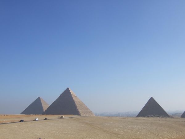 エジプト・ルクソール「エジプト10日旅　ピラミッド〜アブシンベル」の写真：街中を走るバスの中からドーンと見えたピラ...