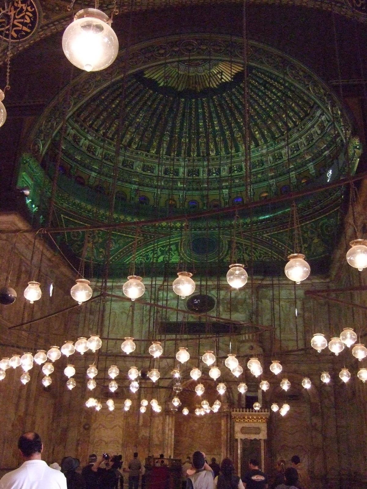 街中を走るバスの中からドーンと見えたピラミッド
ラクダにも乗って砂漠の世界...