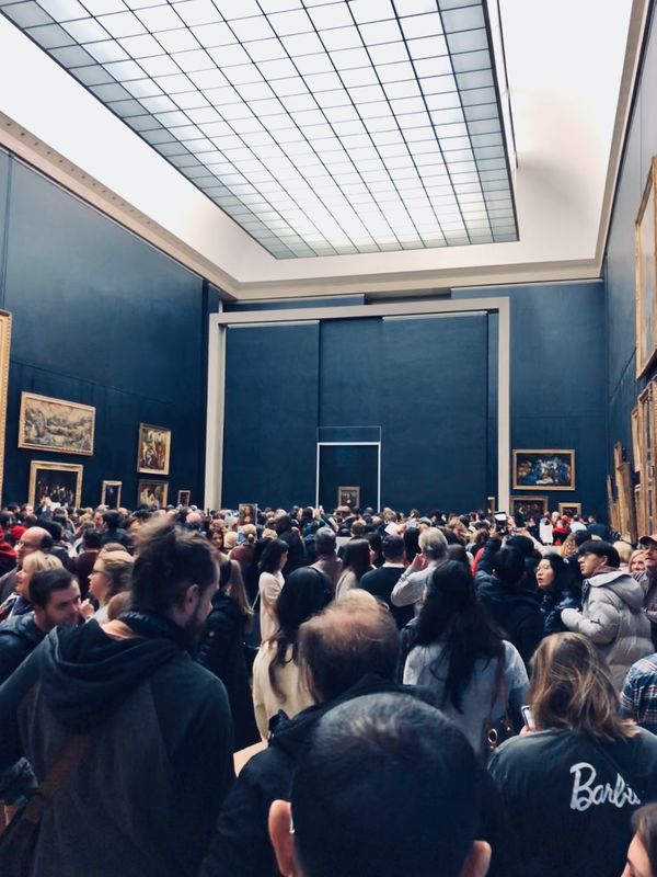 フランス「パリ」の写真：モナリザさん、大人気。密です。