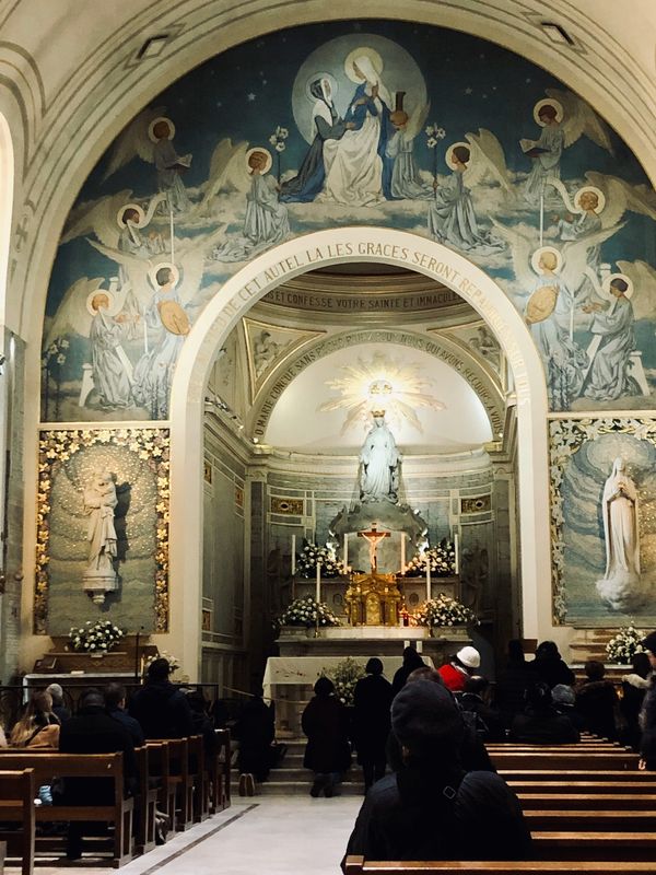 フランス「パリ」の写真：奇跡のメダイユ教会。ここのメダイユを人か...