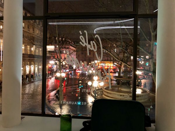 フランス「パリ」の写真：ルーブル裏手のカフェキツネ。2階は眺めも...