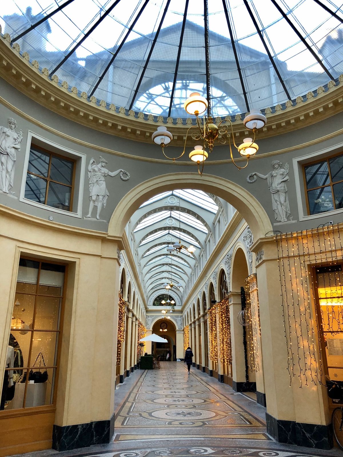 隠れた名所のパッサージュ、ギャラリーヴィヴィエンヌ。残念ながらお店がお休み...