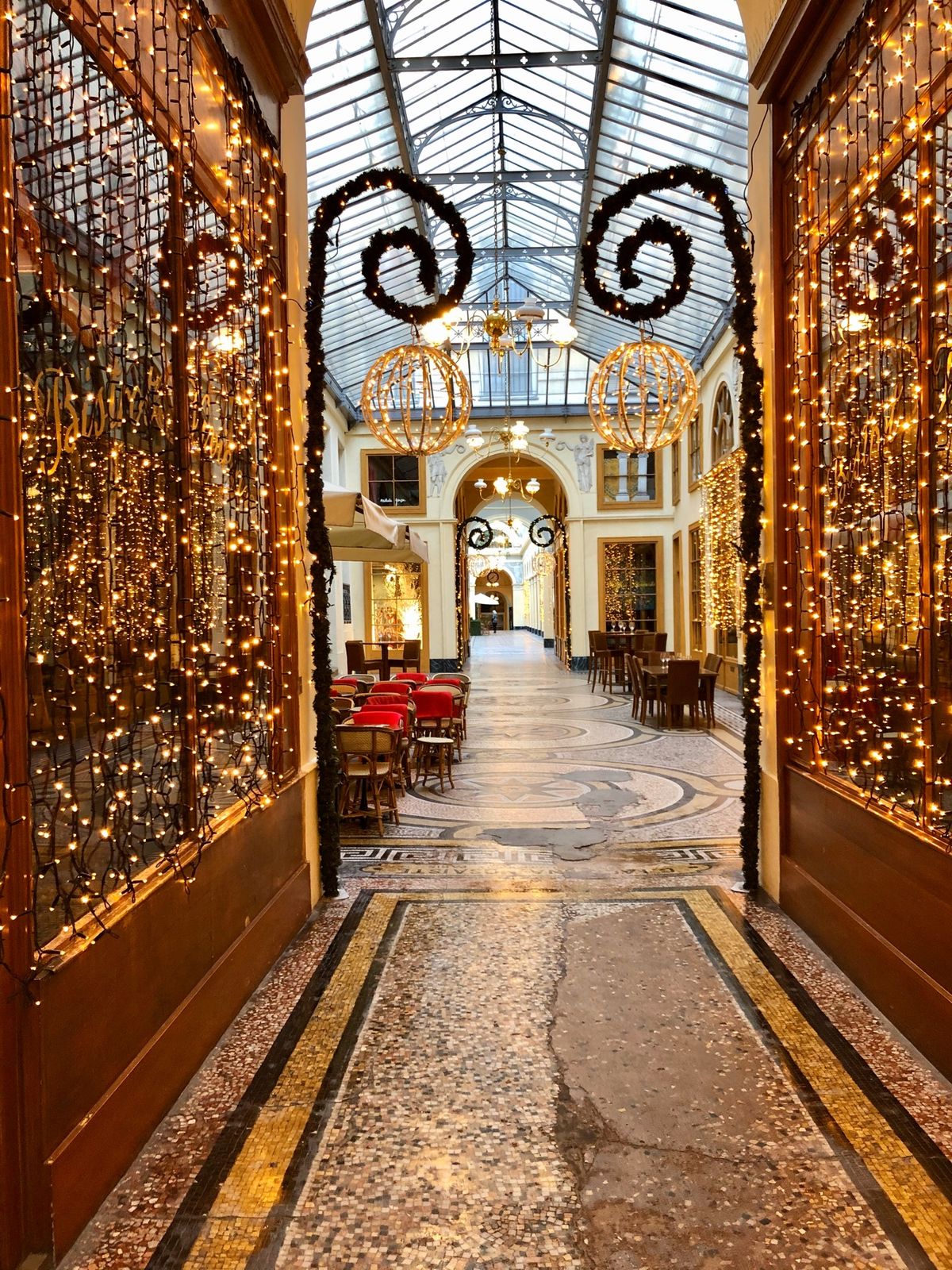 隠れた名所のパッサージュ、ギャラリーヴィヴィエンヌ。残念ながらお店がお休み...