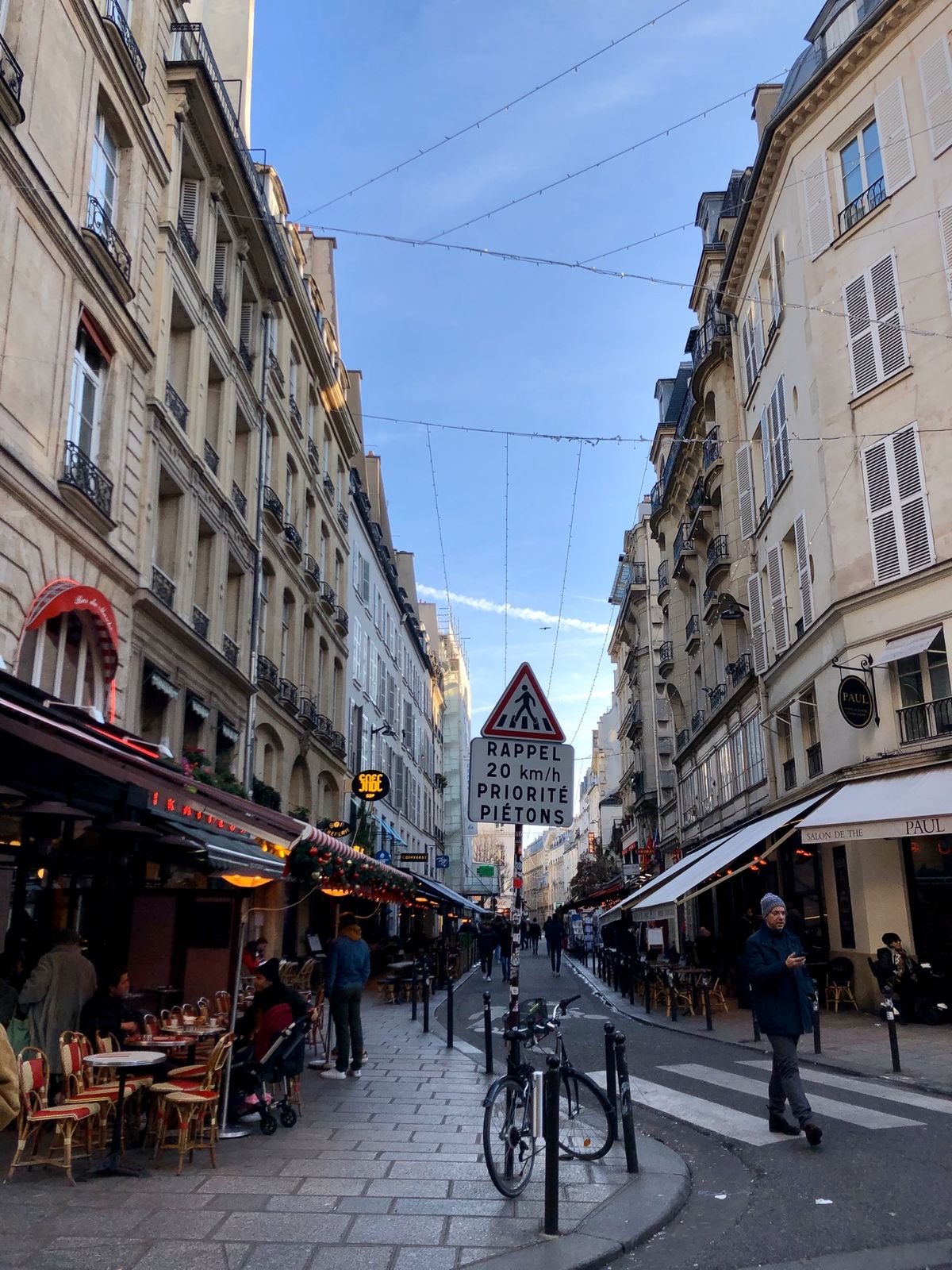 朝ごはんはほぼ毎日PAULへ。バゲット、オレンジジュース、カプチーノ。頼む...