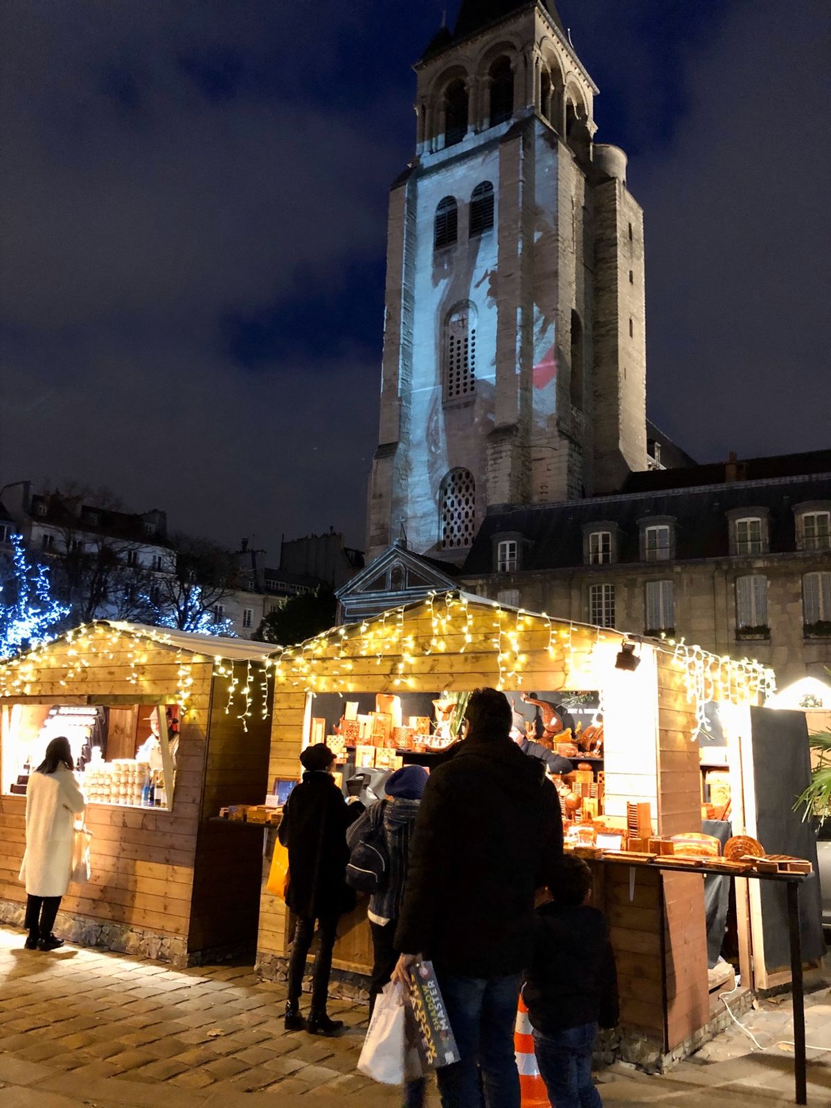 到着日。サンジェルマンデプレ教会の前には、クリスマスマーケット。教会の壁で...