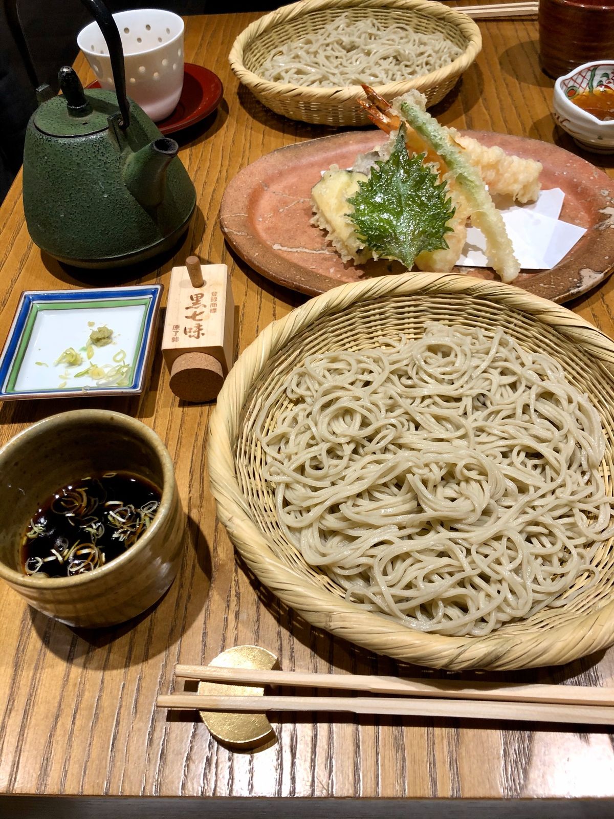 大晦日は日本食day。昼はおむすび、夜は年越し蕎麦。ちゃんと手打ちでとても...