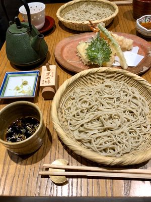 大晦日は日本食day。昼はおむすび、夜は年越し蕎麦。ちゃんと手打ちでとても...