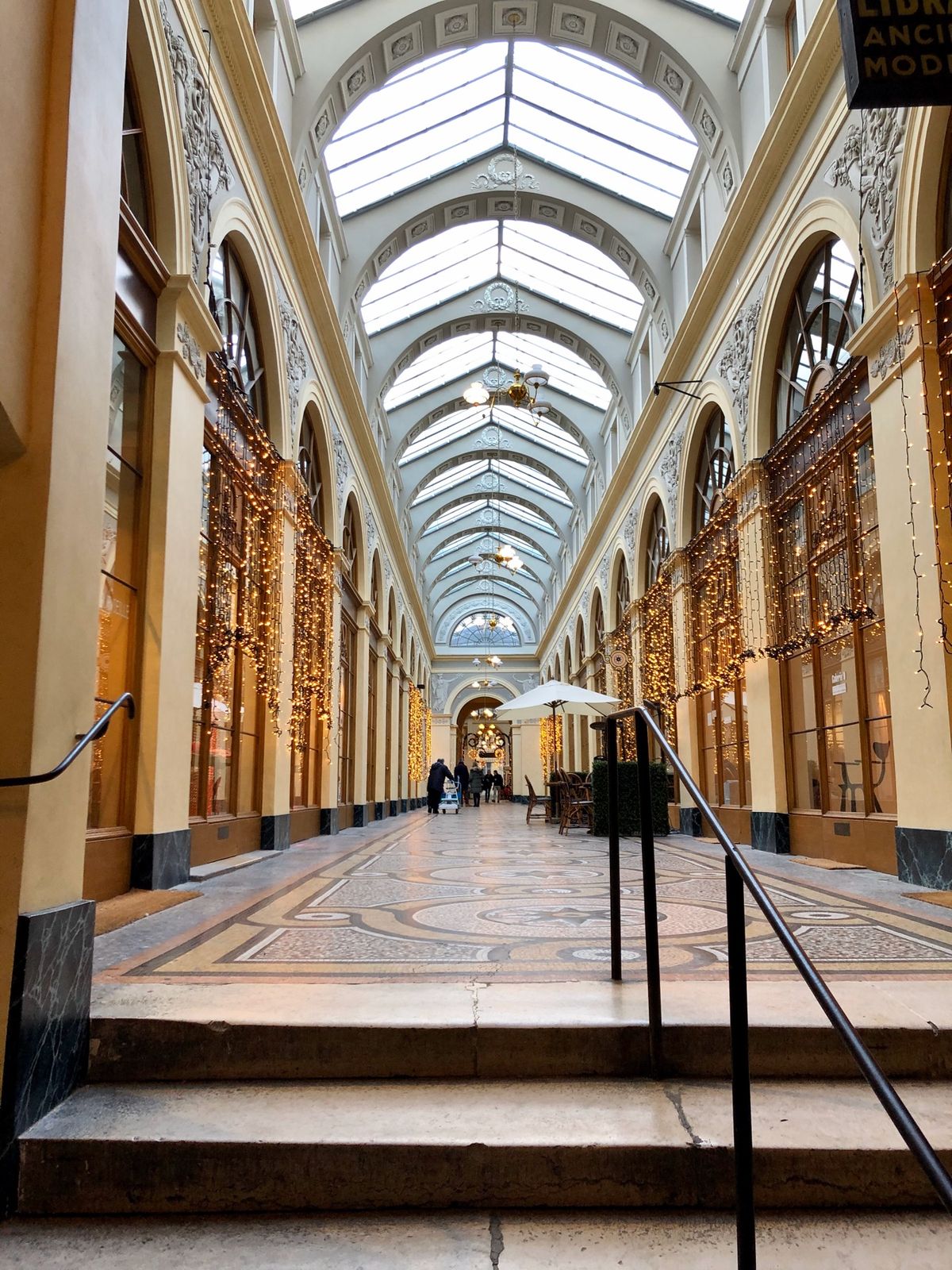 隠れた名所のパッサージュ、ギャラリーヴィヴィエンヌ。残念ながらお店がお休み...