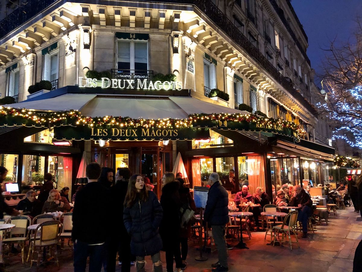 到着日。サンジェルマンデプレ教会の前には、クリスマスマーケット。教会の壁で...