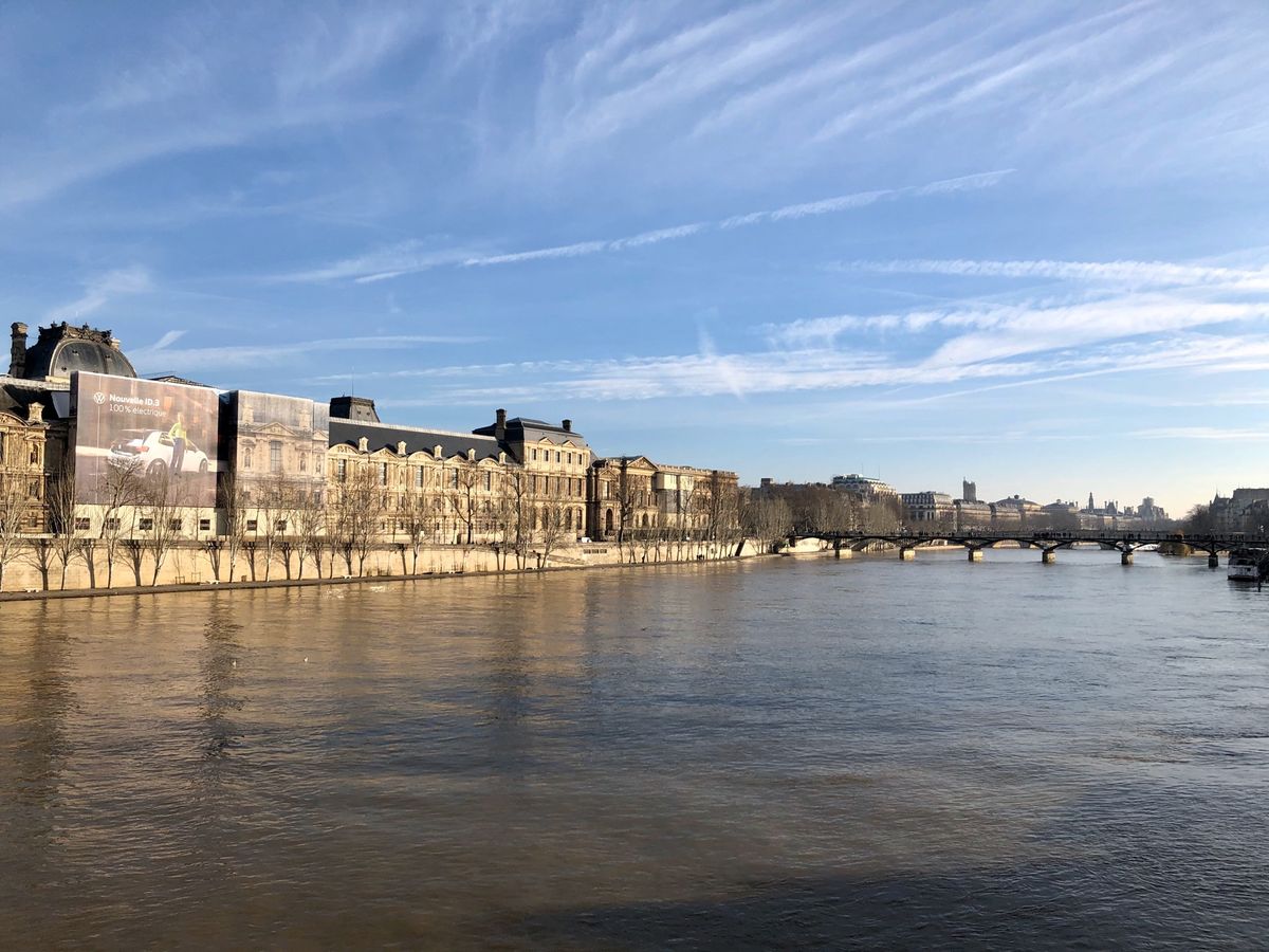 朝ごはんはほぼ毎日PAULへ。バゲット、オレンジジュース、カプチーノ。頼む...