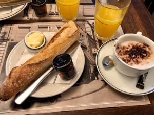 朝ごはんはほぼ毎日PAULへ。バゲット、オレンジジュース、カプチーノ。頼む...