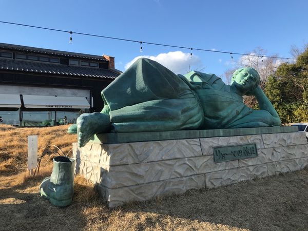 日本・高知「龍馬の休日」の写真：南国市のレストランのガーデンに横たわる龍...