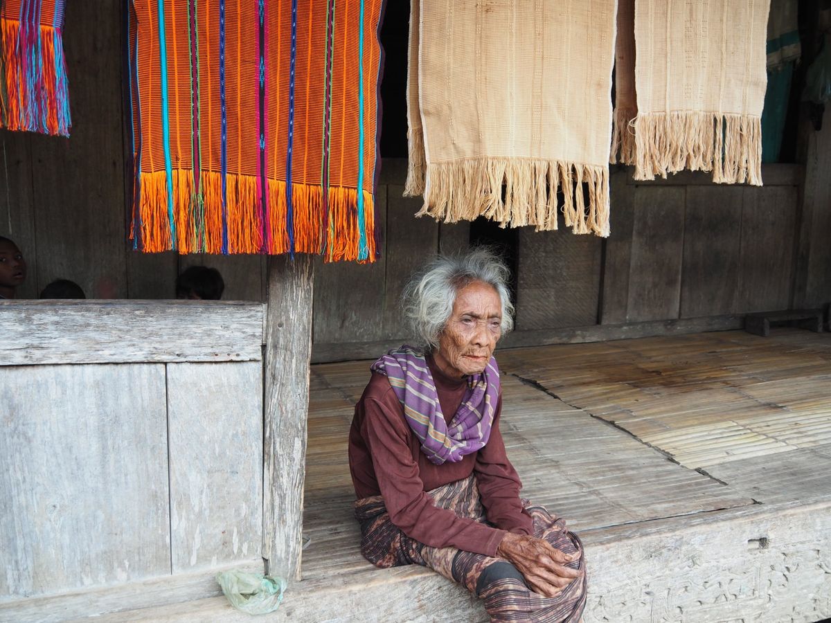 山々しくて意外と大きなフローレス島、公共バスで途中まで移動したけど、本数も...