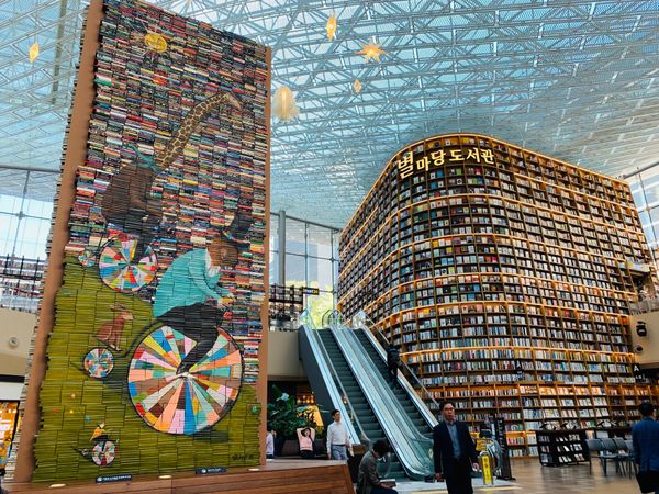 大韓民国 (韓国)「韓国旅行 part2🇰🇷」の写真：韓国をしっかり満喫♥
橋からの噴水はギネ...