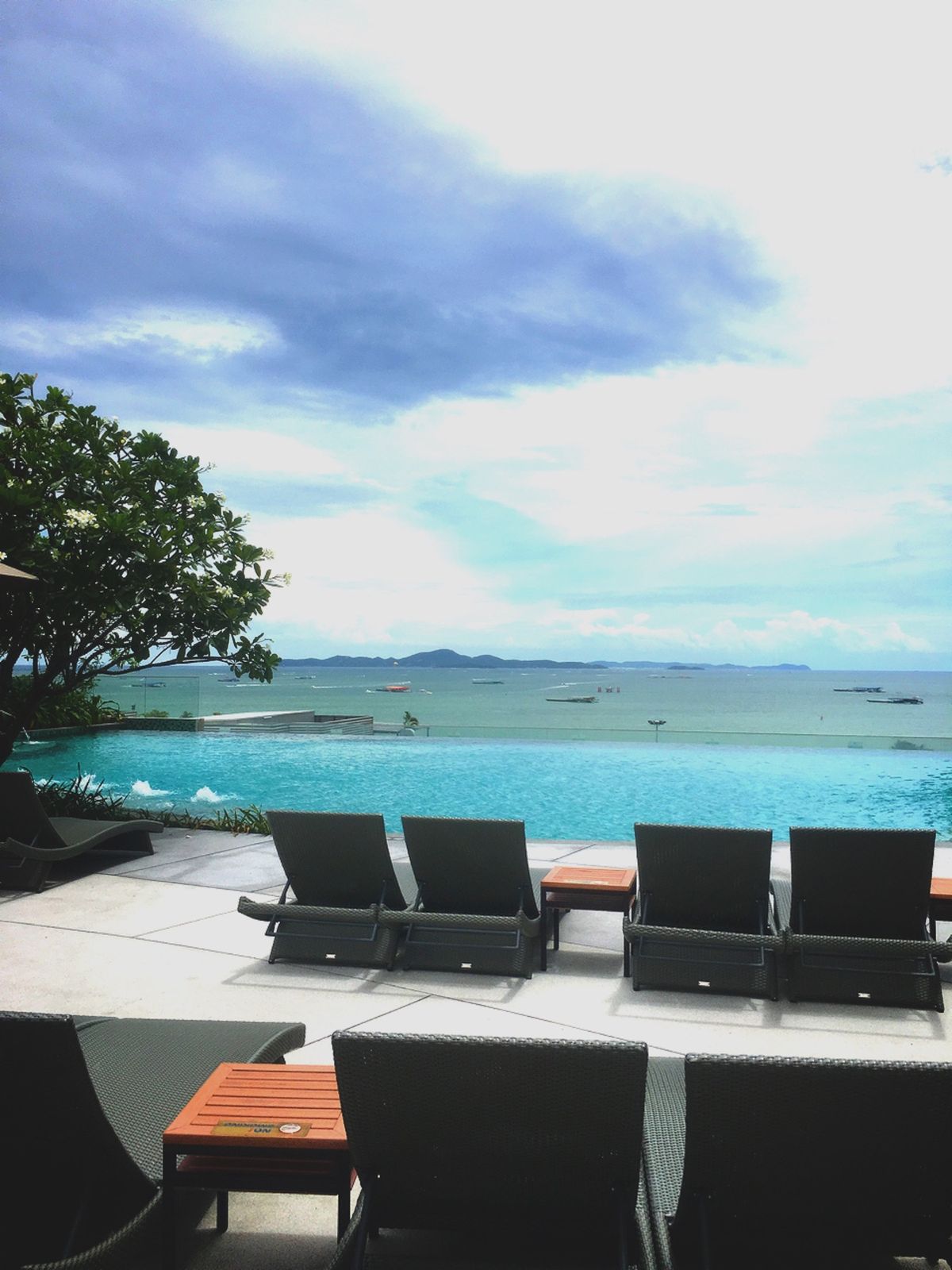 パタヤビーチ
汚くて入れないけど、遠くから見ると綺麗