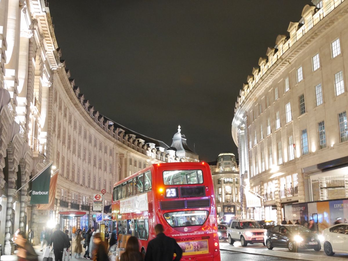 タワーブリッジと夜のピカデリーサーカス。赤い電話ボックス